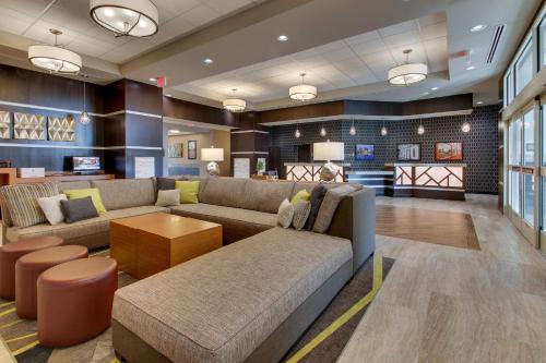a lobby with a couch and a waiting room at Drury Inn & Suites Columbus Polaris in Columbus