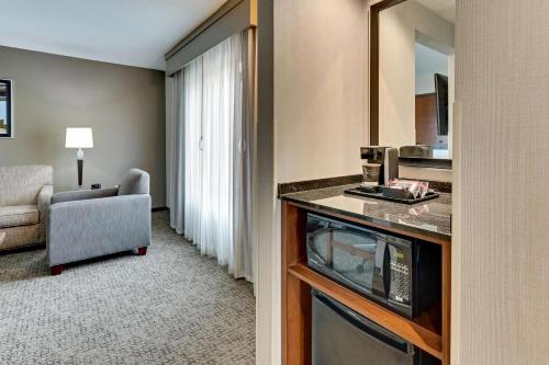 Kuchyň nebo kuchyňský kout v ubytování Drury Plaza Hotel St. Paul Downtown