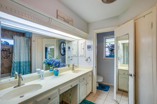 ein Badezimmer mit zwei Waschbecken und einem großen Spiegel in der Unterkunft Spacious Bryan Vacation Rental with Pool and Patio! in Bryan