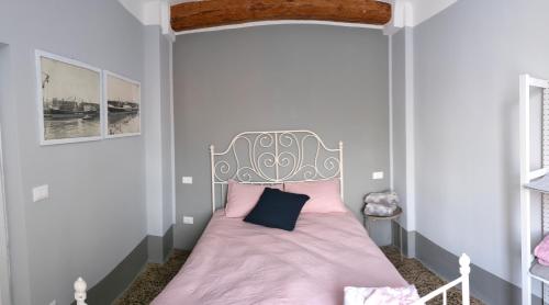 una camera con letto rosa e testiera del letto di Molo27 CITRA 3979 a Genova