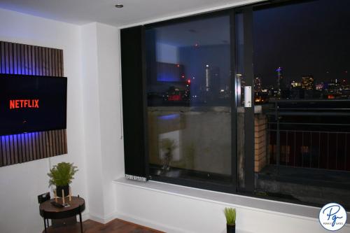Penthouse - Amazing City Skyline Views - Balcony - FREE extra 2 hours - FREE Parking - Utilita Arena - Bullring Shopping - New St Station- Super King Size Bed photo 7