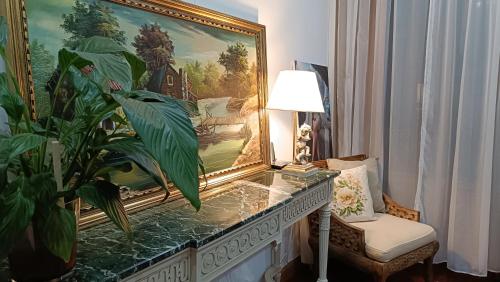 une chambre avec un tableau et une table avec une plante dans l'établissement Orient, à Madrid