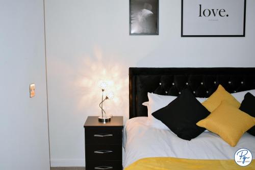 Penthouse - Amazing City Skyline Views - Balcony - FREE extra 2 hours - FREE Parking - Utilita Arena - Bullring Shopping - New St Station- Super King Size Bed photo 12
