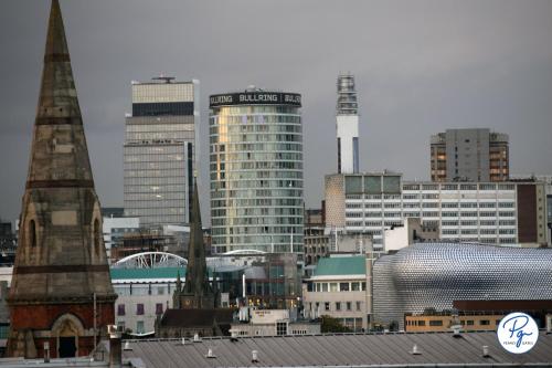 Penthouse - Amazing City Skyline Views - Balcony - FREE extra 2 hours - FREE Parking - Utilita Arena - Bullring Shopping - New St Station- Super King Size Bed photo 24