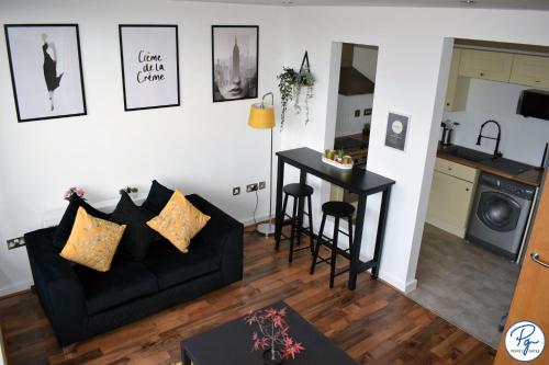 Penthouse - Amazing City Skyline Views - Balcony - FREE extra 2 hours - FREE Parking - Utilita Arena - Bullring Shopping - New St Station- Super King Size Bed photo 20