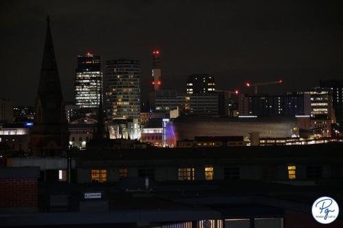 Penthouse - Amazing City Skyline Views - Balcony - FREE extra 2 hours - FREE Parking - Utilita Arena - Bullring Shopping - New St Station- Super King Size Bed photo 16