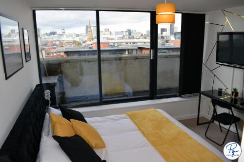 Penthouse - Amazing City Skyline Views - Balcony - FREE extra 2 hours - FREE Parking - Utilita Arena - Bullring Shopping - New St Station- Super King Size Bed photo 6