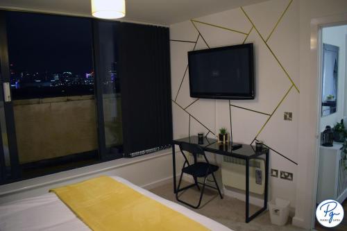 Penthouse - Amazing City Skyline Views - Balcony - FREE extra 2 hours - FREE Parking - Utilita Arena - Bullring Shopping - New St Station- Super King Size Bed photo 10