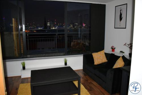 Penthouse - Amazing City Skyline Views - Balcony - FREE extra 2 hours - FREE Parking - Utilita Arena - Bullring Shopping - New St Station- Super King Size Bed photo 17