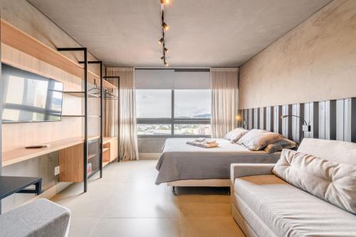 um quarto com 2 camas e um sofá em LIV Apartamento 1705 em Porto Alegre
