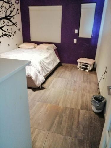 1 dormitorio con 1 cama y suelo de madera en Casa completa para 8 en Coacalco SuperB, en Ciudad de México
