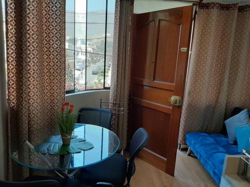 um pequeno quarto com uma mesa de vidro e uma janela em Hermoso MiniDepa de Estreno en La Molina em Lima