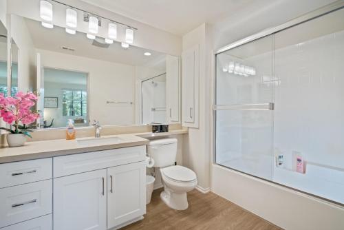 een witte badkamer met een toilet en een douche bij Irvine/2Bedrooms/2Bathrooms/kitchen/Pool/apartment in Irvine