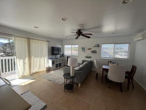 Kailani Loft, Kailua Coconut Grove 1-bedroomにあるテレビまたはエンターテインメントセンター