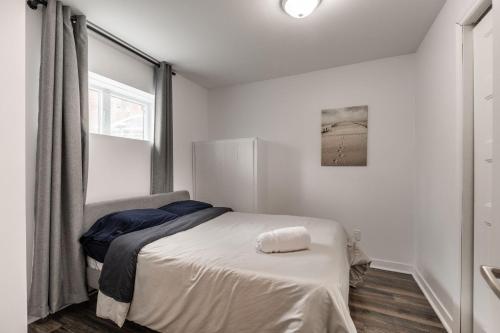 een slaapkamer met een bed en een raam bij Two bedrooms in 2 floors apartment - 101 in Montreal