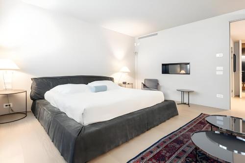 sypialnia z dużym łóżkiem i kanapą w obiekcie Portopiccolo Designer Penthouse w mieście Sistiana