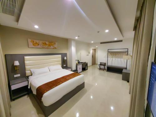 um quarto com uma cama grande num quarto em Wave View Hotel em Seeb