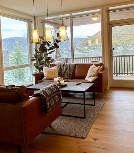 un soggiorno con un divano e un tavolino da caffè di Leilighet ved havet med utsikt over Tromsøysundet. a Tromsø