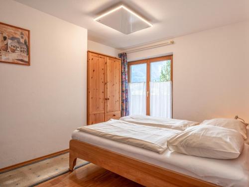 um quarto com uma cama grande e uma janela em Appartement Brixnerwirt I em Brixen im Thale