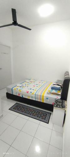 a bedroom with a bed in a room at Nizmar Inn 2 Guesthouse & Homestay in Gambang
