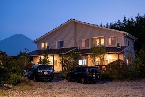 two vehicles parked in front of a house at Fujimien in Fujikawaguchiko