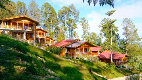 una casa en una colina con árboles en el fondo en CHEAGIA Resort at Sitinjo near Sidikalang, en Hutamanik