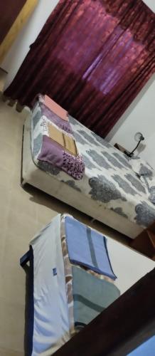 una cama en la parte superior de una habitación en Hotel Villa Elisa en Villa Elisa