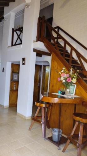 Una habitación con una mesa de madera con flores. en Hotel Villa Elisa en Villa Elisa