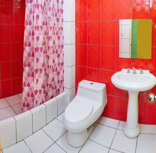 La salle de bains est pourvue de toilettes et d'un lavabo. dans l'établissement Hotel El Embrujo, à Ica