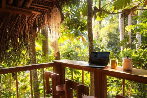 Taman di luar PUQIO ECOLODGE