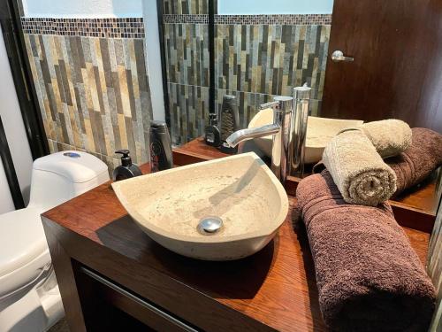 een badkamer met een wastafel en een toilet bij Hermoso departamento en San Miguel De Allende in San Miguel de Allende