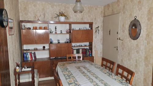 a dining room with a table and a book shelf at DEPARTAMENTO AUGUSTO- Excelente ubicacion en pleno centro de Mendoza in Mendoza