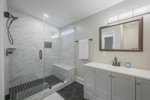 een badkamer met een douche en een wastafel bij Five Points Mill House with Firepit in Athens