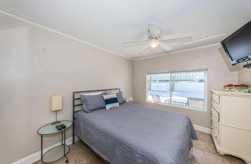 um quarto com uma cama e uma ventoinha de tecto em Blue Water Beachside villa 3 em Clearwater Beach