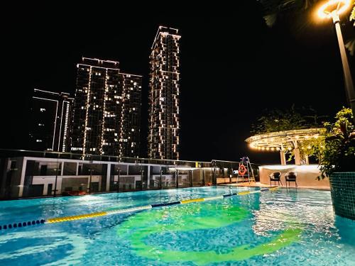 - une piscine sur le toit d'un bâtiment la nuit dans l'établissement Armin Homes Ecopark Red Riverview Sky Oasis, à Kim Quan