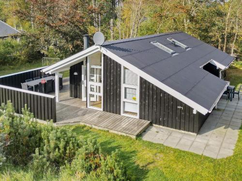 Ålbækにある8 person holiday home in lb kの小さな白黒の家