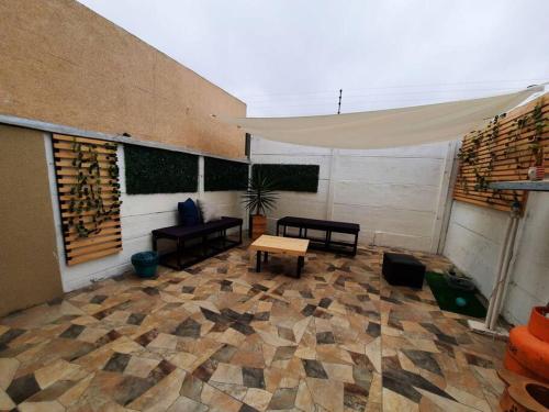 Casa acogedora sector céntrico في لا سيرينا: فناء مع طاولة وكراسي خيمة