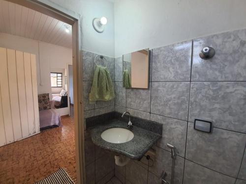 a bathroom with a sink and a shower at Casa de temporada em Capitólio Mg in Capitólio