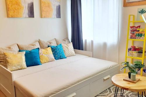 Giường trong phòng chung tại Cozy-spacious-elegant family suite that sleeps 8.