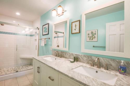 uma casa de banho com 2 lavatórios e um espelho grande em Endless Summer em Isle of Palms
