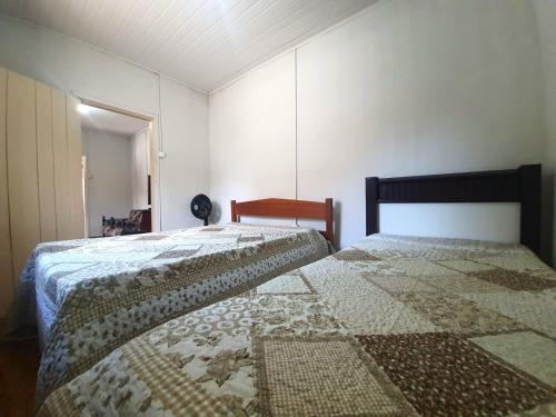 dwa łóżka siedzące obok siebie w sypialni w obiekcie Casa de temporada em Capitólio Mg w mieście Capitólio