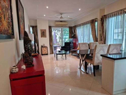 - une salle à manger et un salon avec une table et des chaises dans l'établissement Diamond Suite, à Pattaya (sud)