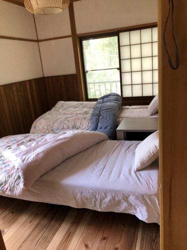 Postel nebo postele na pokoji v ubytování 陽なた山荘
