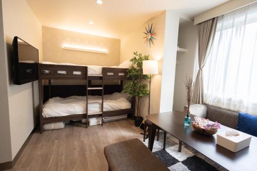 A bed or beds in a room at “1ST ROOM” 内装デザイナー監修！30㎡ 最大6名 経堂駅から徒歩5分 築浅 良質な暮らしを