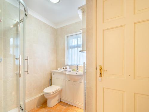 ein Bad mit einem WC, einem Waschbecken und einer Dusche in der Unterkunft Bramble Cottage-uk45596 in Verwick