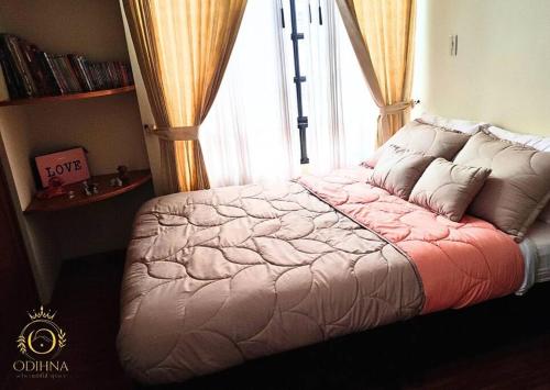 een bed in een kamer met een groot raam bij Apto duplex mandarina 2 niveles jardín y parqueo privado! in Sogamoso