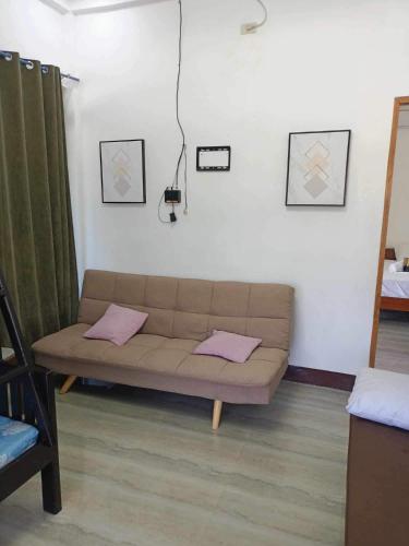 Ruang duduk di Villa Royal Palawan