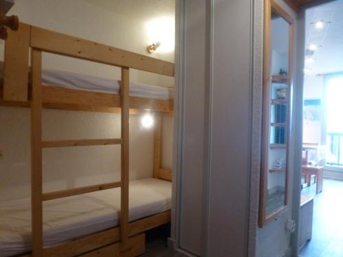 a couple of bunk beds in a room at Appartement Peisey-Vallandry, 2 pièces, 5 personnes - FR-1-757-80 in Landry