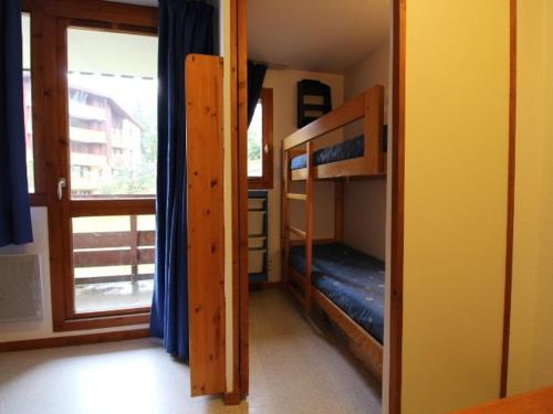 a room with two bunk beds and a window at Appartement Peisey-Vallandry, 1 pièce, 4 personnes - FR-1-757-82 in Landry