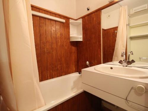 a bathroom with a sink and a bath tub and a sink at Appartement Peisey-Vallandry, 1 pièce, 4 personnes - FR-1-757-82 in Landry